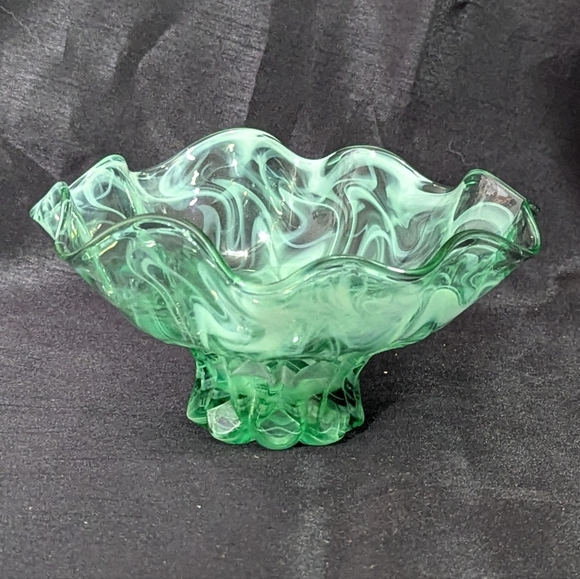 Vintage green glass ruffle pedestal bowl - unbranded - Picture 5 of 7